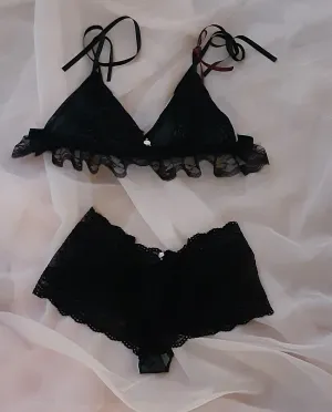 Lingerie set with lined bralette black lace