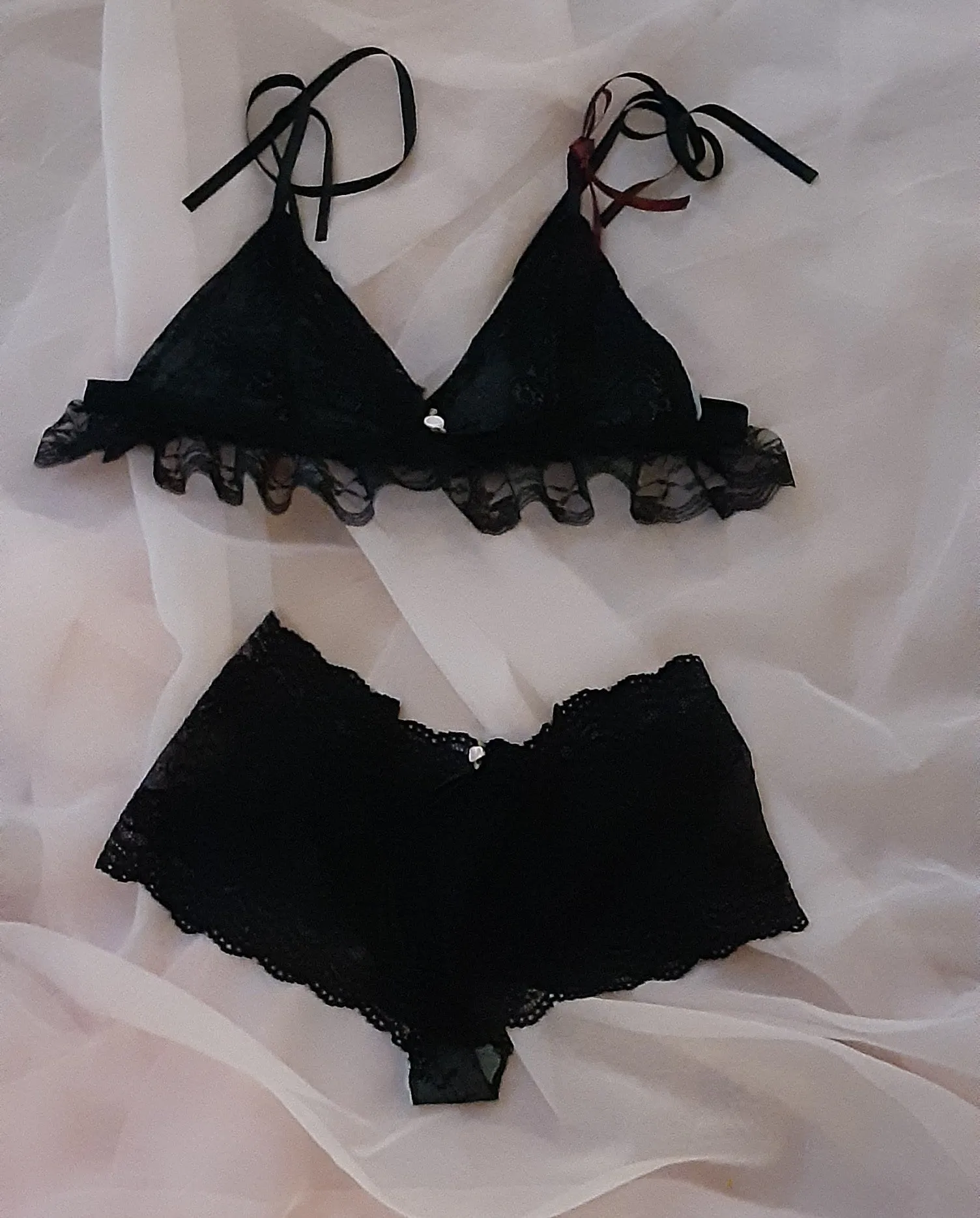 Lingerie set with lined bralette black lace