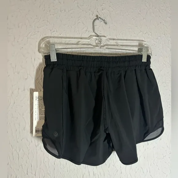 NWT Lululemon Hotty Hot LR Short 4” *lined